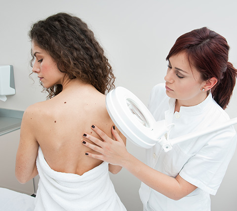 Dermatlogo en Bogot en revisin de piel de espalda de paciente